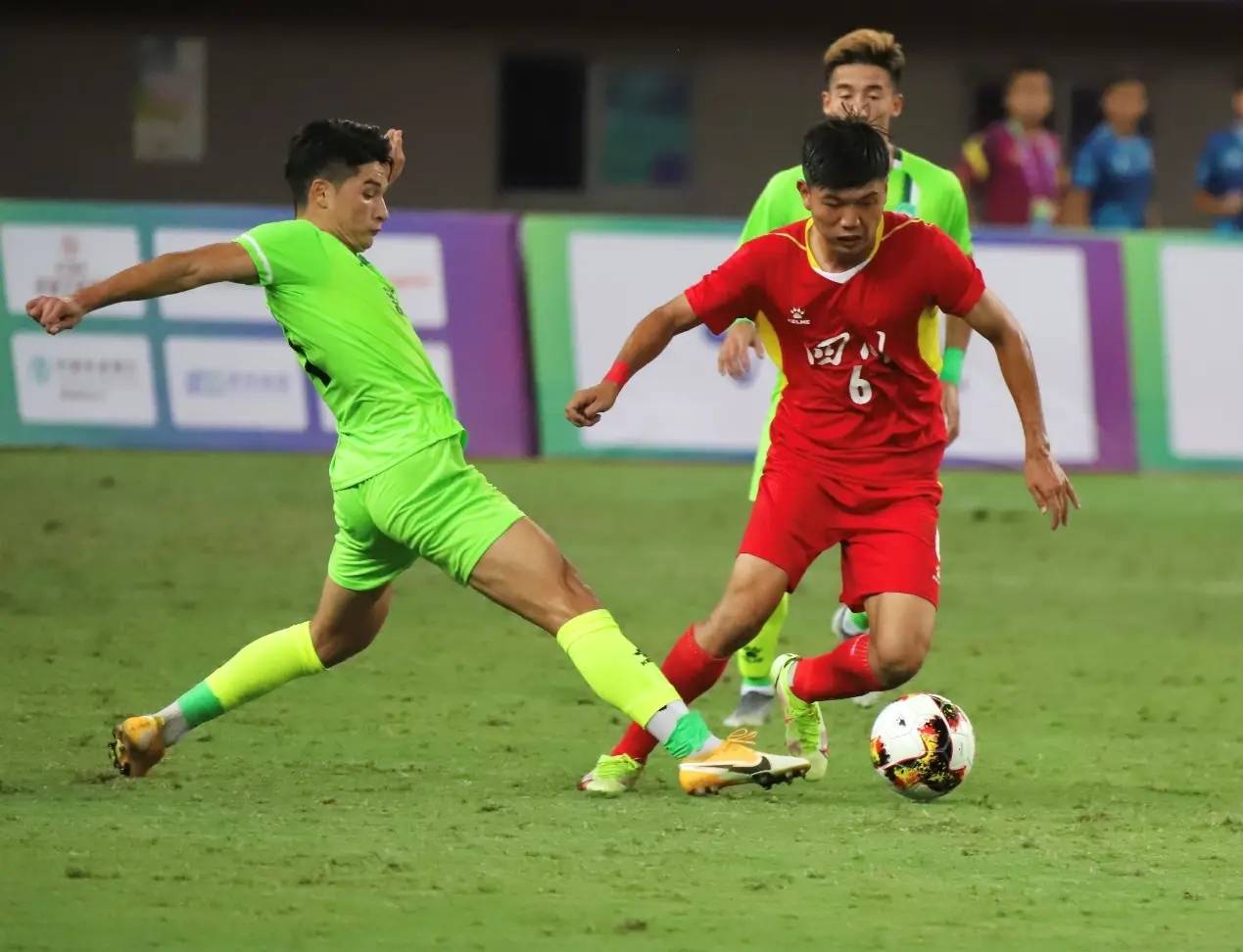 开云体育官网-足球比赛中发生激烈对抗，引发热议