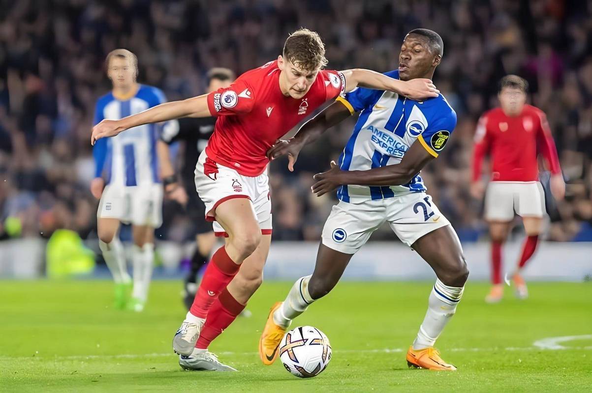 包含西汉姆联实现逆袭，英超霸主之争激烈的词条