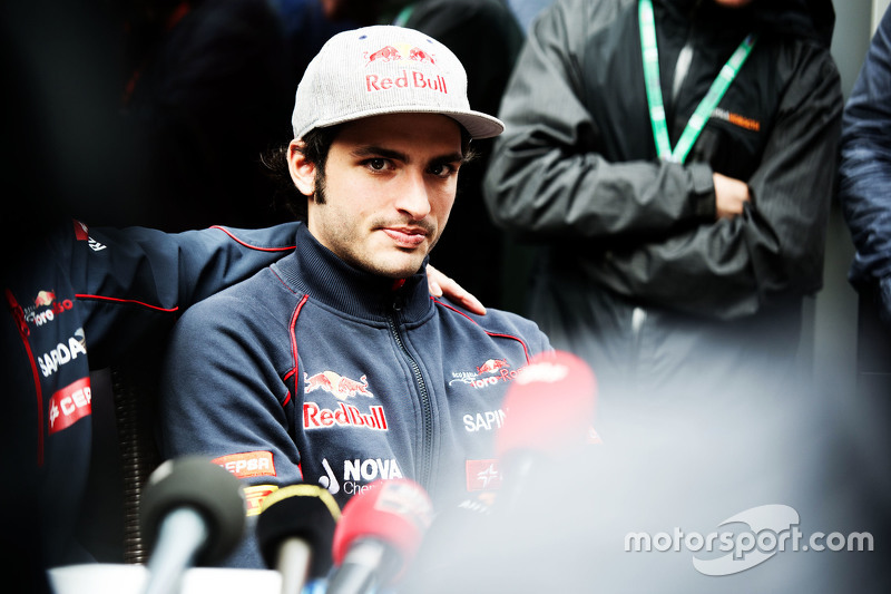 红牛二队险胜梅赛德斯，塞恩斯统治全场