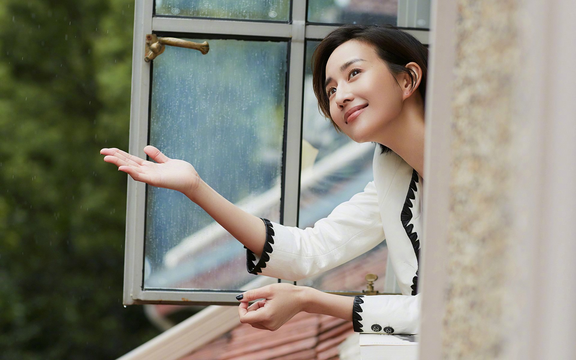 很有戏剧张力。深圳队对阵凯尔特人，看似不搭界的组合，再加上利拉德的里程碑，这本身就充满了唯一性的想象空间—因为现实中，这样的对决几乎不会发生